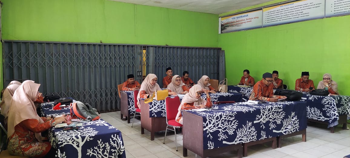 MAS AL JIHAD Gelar Rapat Evaluasi Diri Madrasah untuk Tingkatkan Mutu Pendidikan